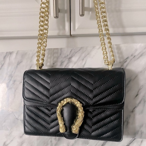 Black quilted bag with chain and horseshoe in front - Picture 3 of 10